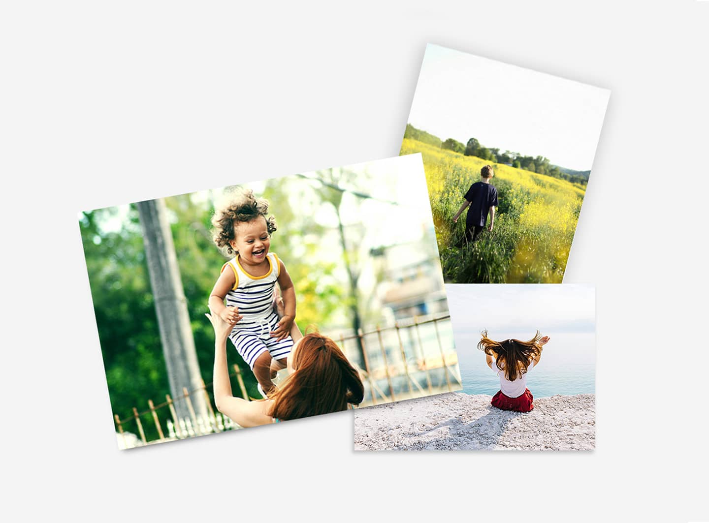 Três fotografias impressas em 15×20 — duas deitadas e uma ao alto — pousadas sobre um fundo claro