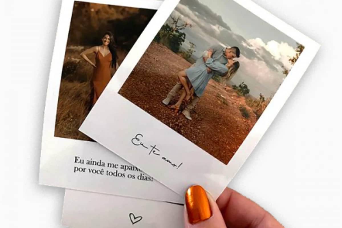 Grande plano da margem branca de uma polaroid, com uma data escrita à mão por baixo da fotografia