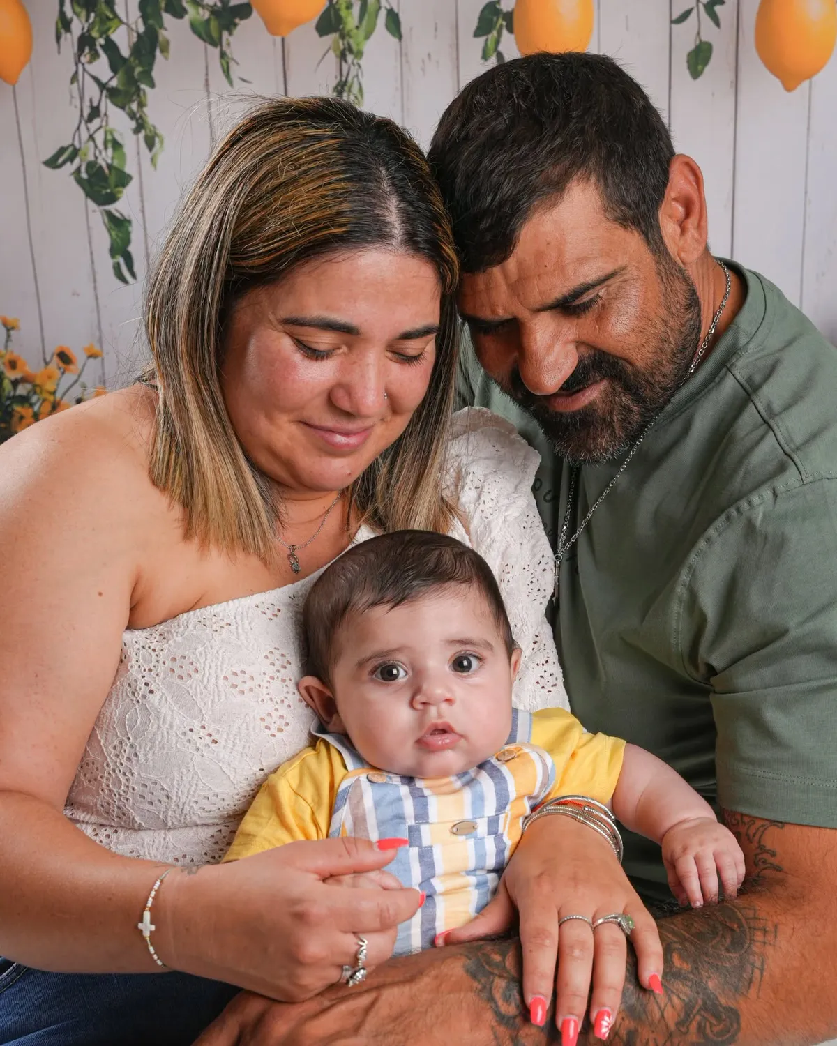 Sessão de família no nosso estúdio: mãe, pai e bebé ao colo